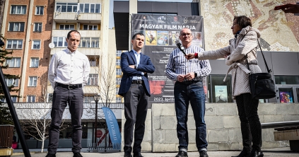 Premier előtt álló filmeket vetítenek